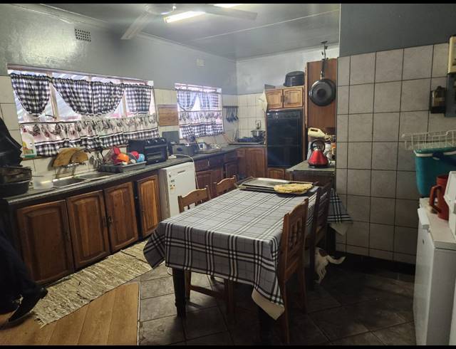 7 BEDROOM HOUSE FOR SALE IN OOS EINDE